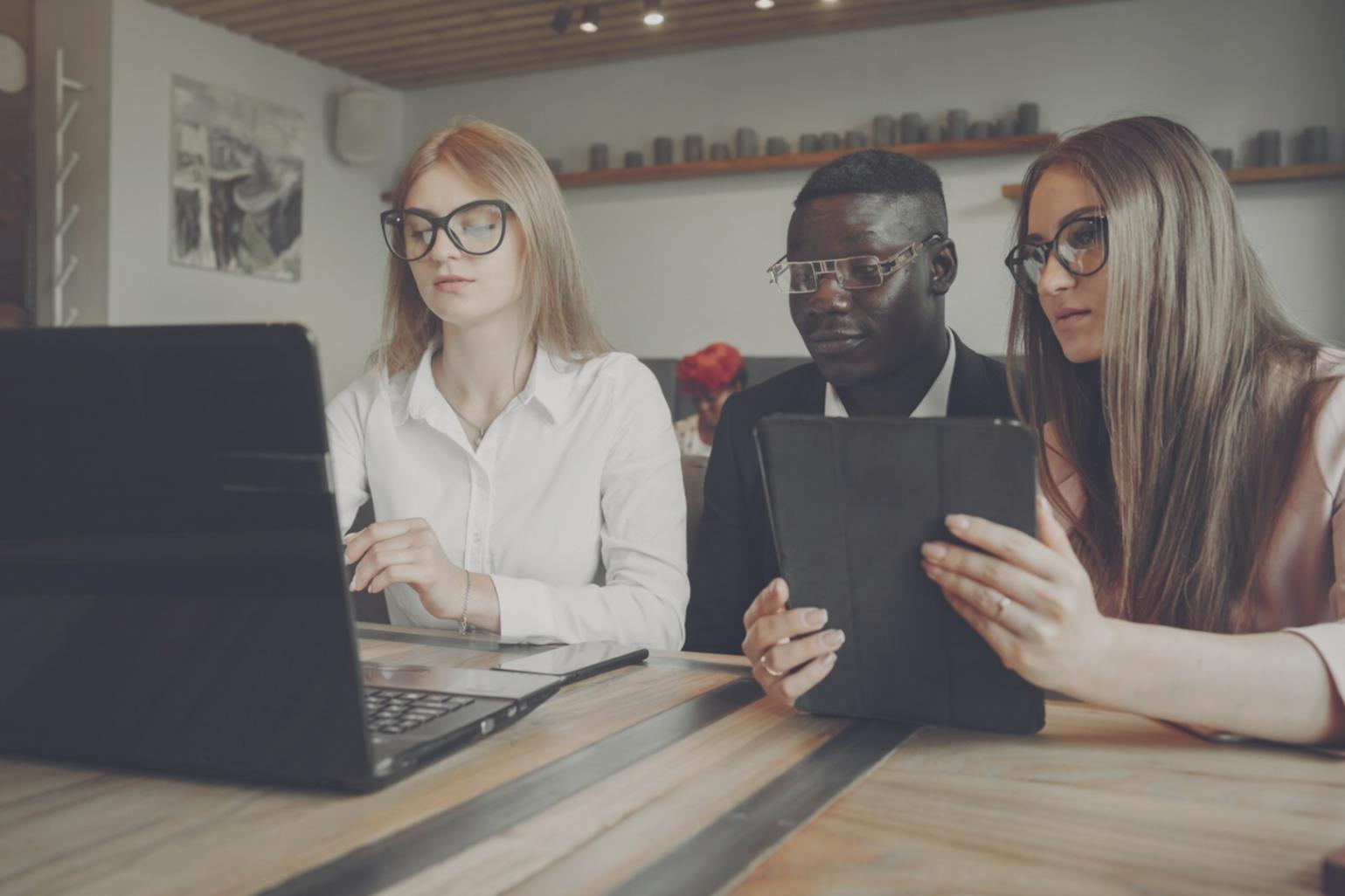 Profesional trabajando con análisis financiero y documentos empresariales